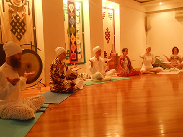 Во время медитации с целительной мантрой «Ра Ма Да Са» участники образовали большой круг для концентрации общей энергии и направления ее нашей Матери-Земле.